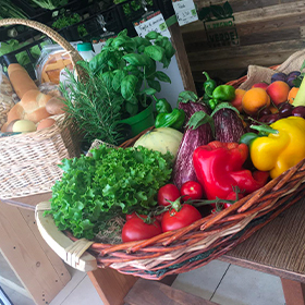 cesta con prodotti nostrani